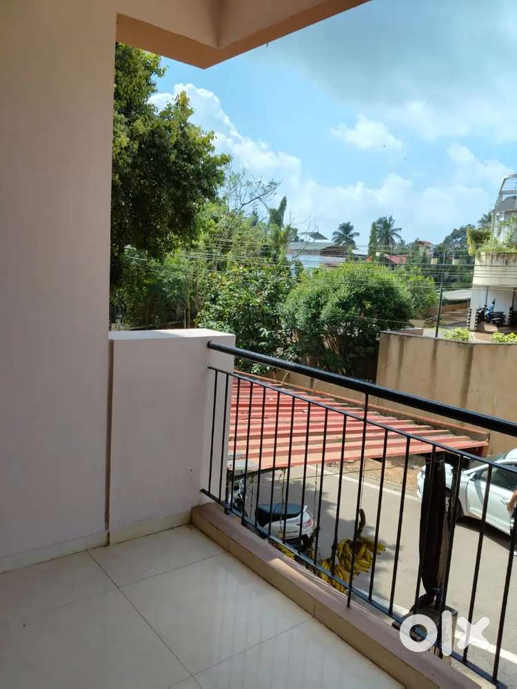 7uer old house in 5.5 cents padil ner main road side