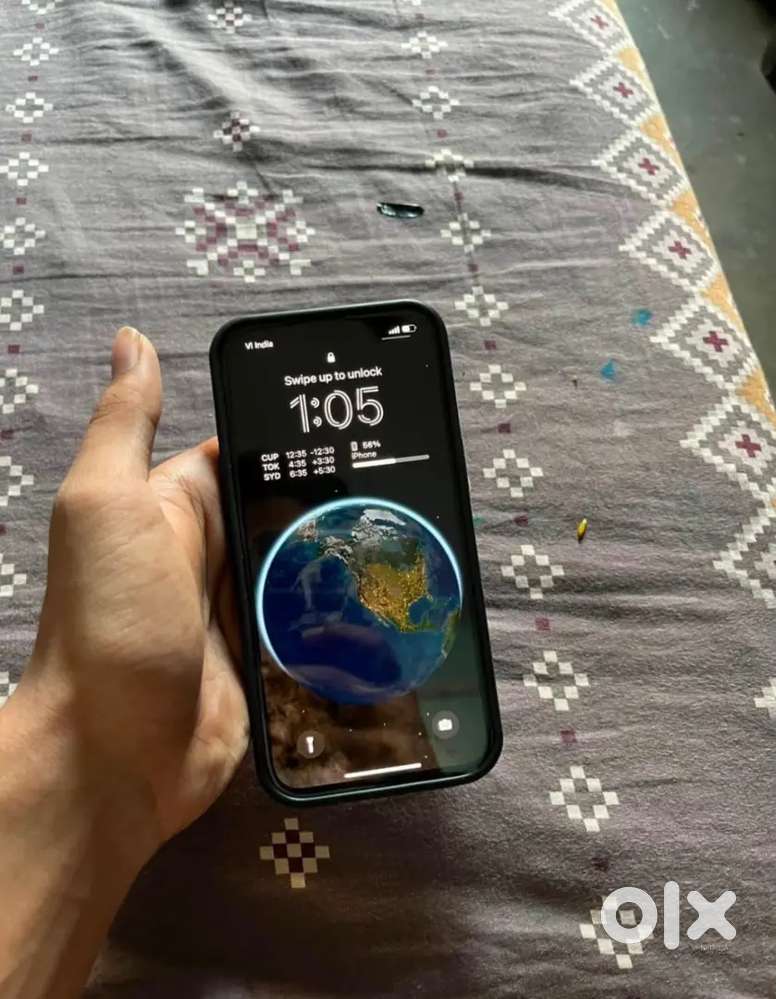 IPhone    }{       13