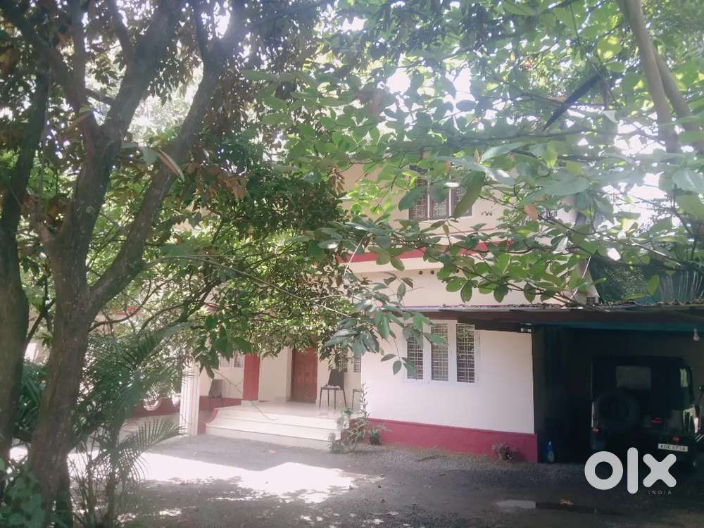 2 BHK FURNISHED 1ST FLOOR FOR RENT PALLIKARA  FAMMILY ONLY