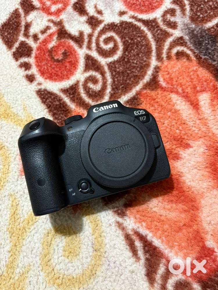 Canon r7 mirrorless camera