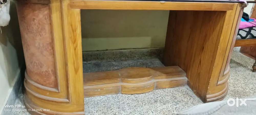 Mujhe dining table ko 12000 mein bechna hai argent hai