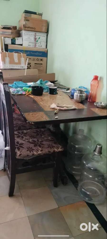 Dinning table with four chairs 4k