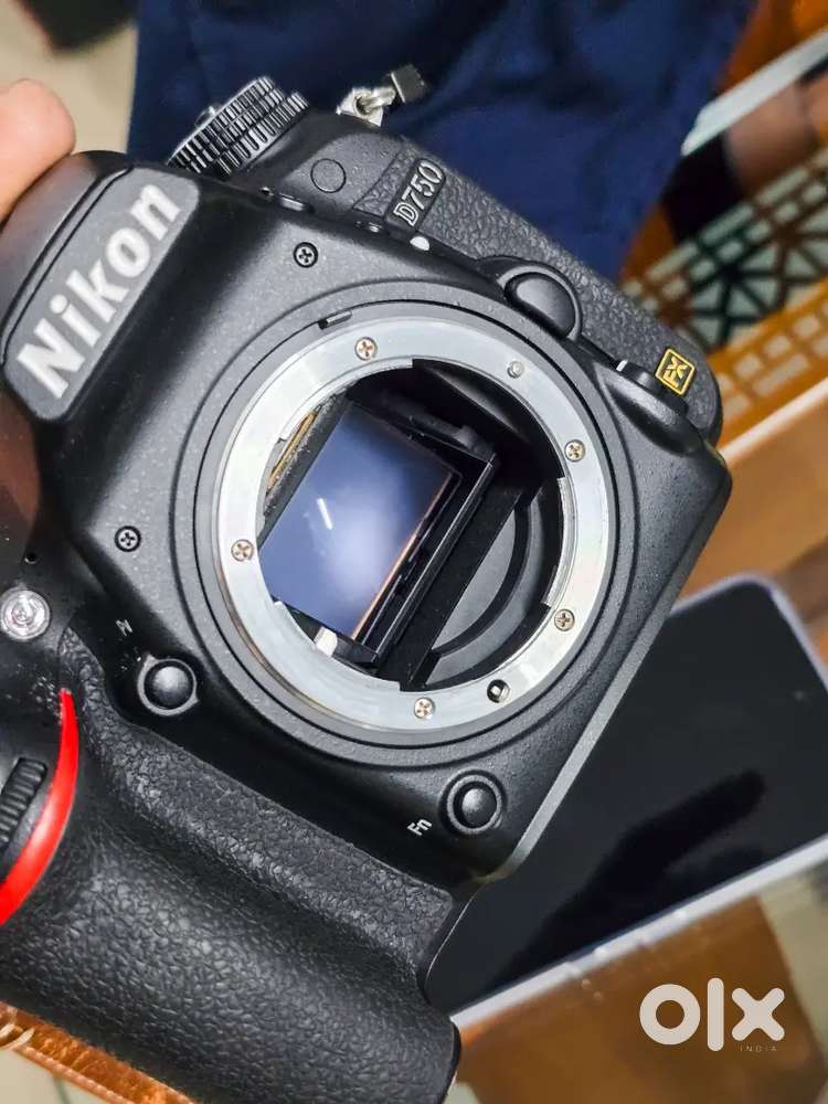 Nikon D750 DSLR with 24-120mm f/4 VR Lens + Extras