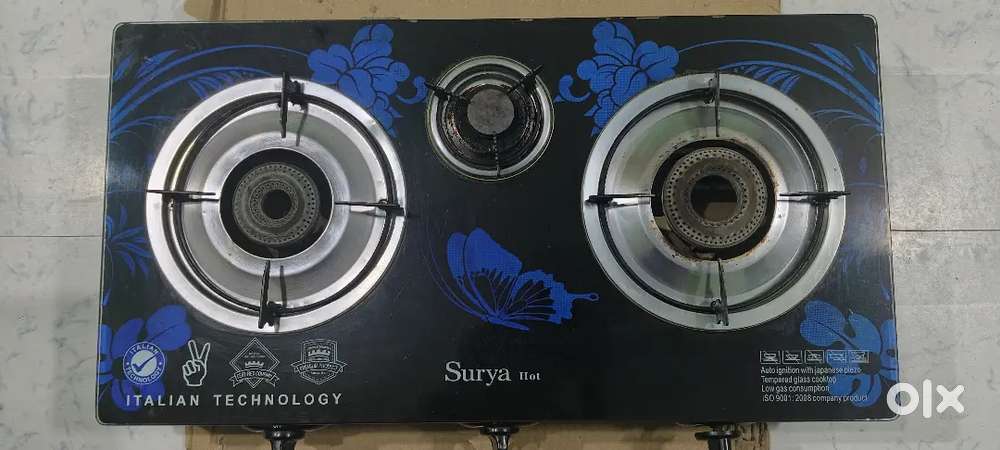 Gas stove with three burners