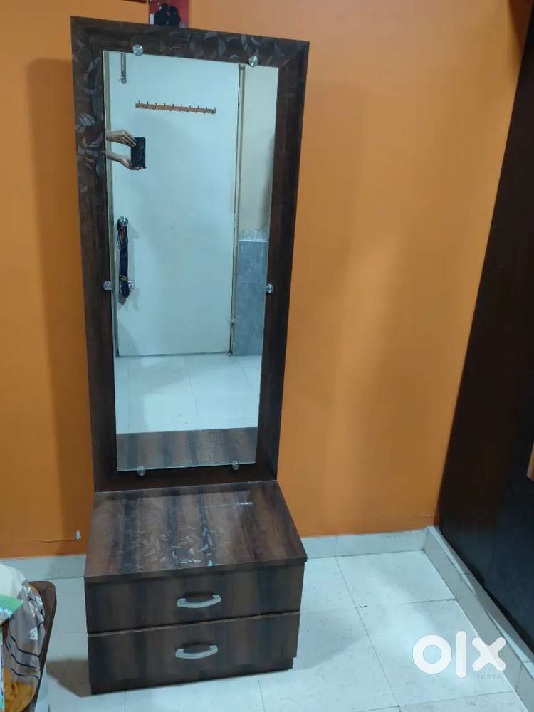 ड्रेसिंग टेबल