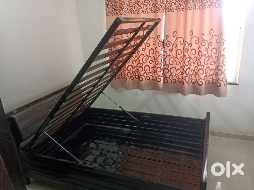 Metal bed (with hydraulic) + Mattress