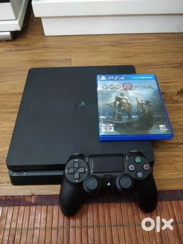 Ps4 slim with box and game