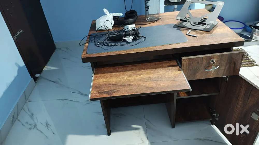 Office wooden table and chair