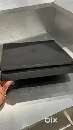 Ps4, 2 controllers , 4 disc