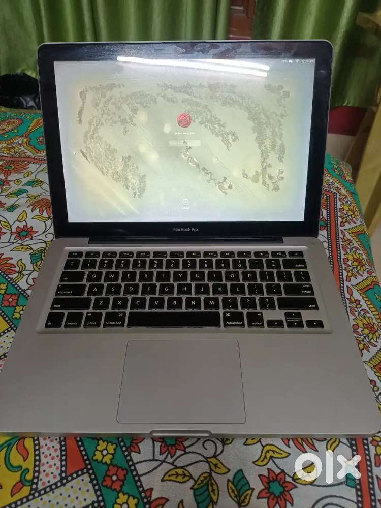 Apple laptop