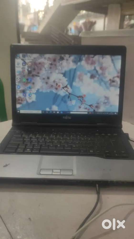 Fujitsu Laptop (4/320) windows 10