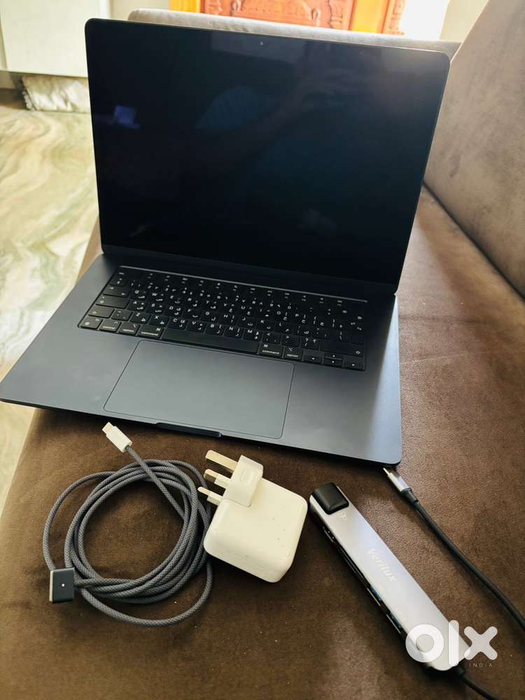 Macbook air M2 ( 8 GB RAM / 512 GB SSD / 15.3 inch )