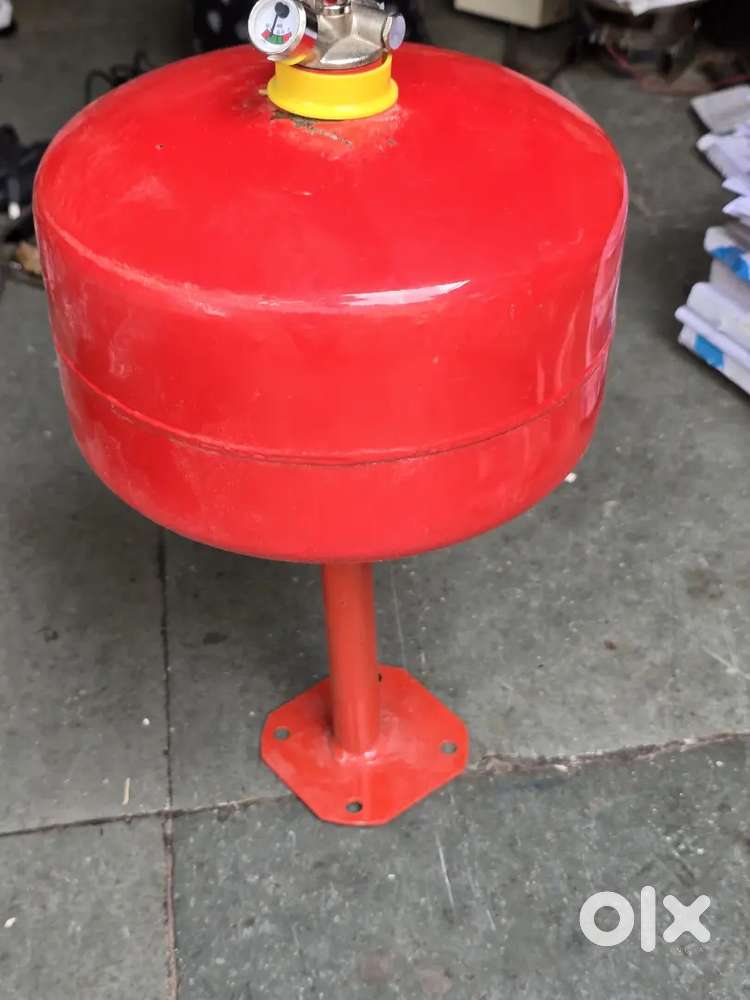 Ceiling mounted fire extinguisher