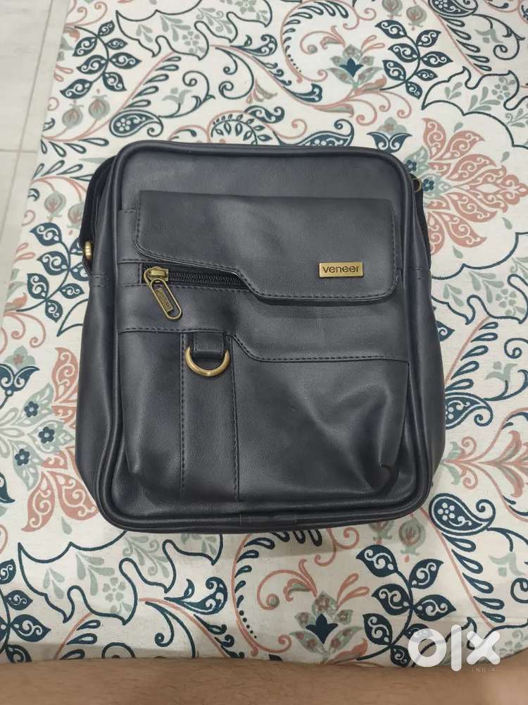 Vaneer one compartment sling bag