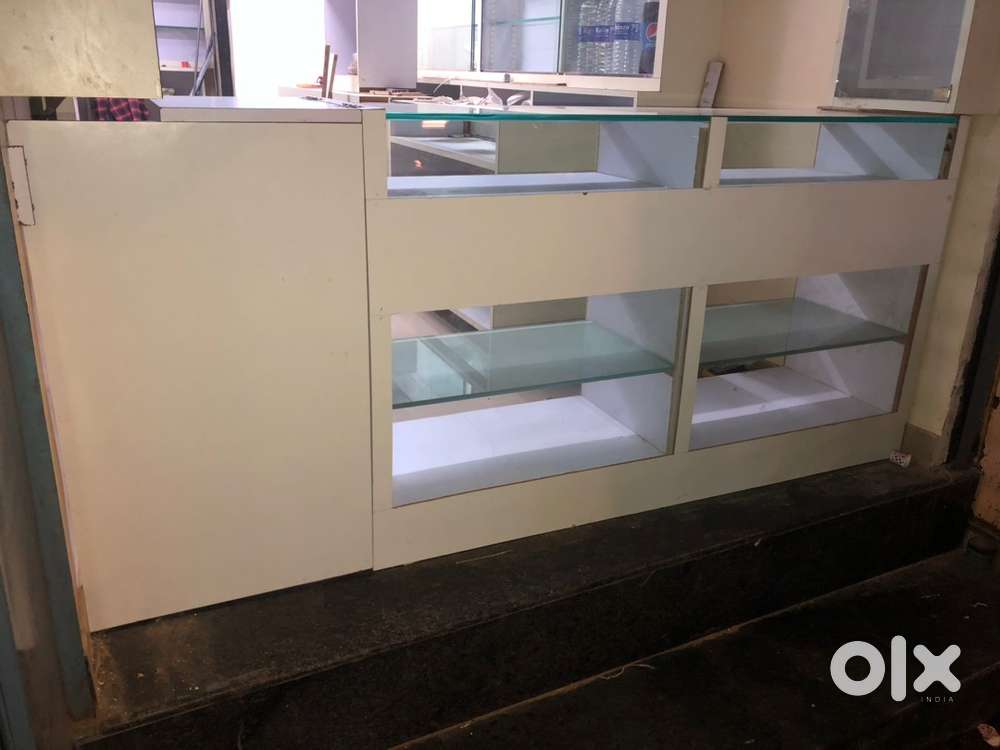 Shop front enteren table