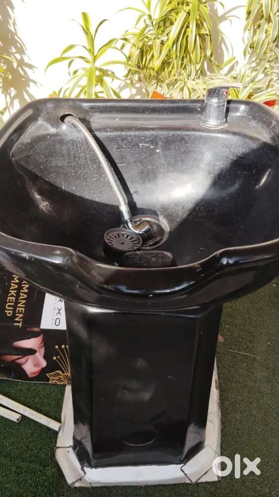 Salon headwash basin