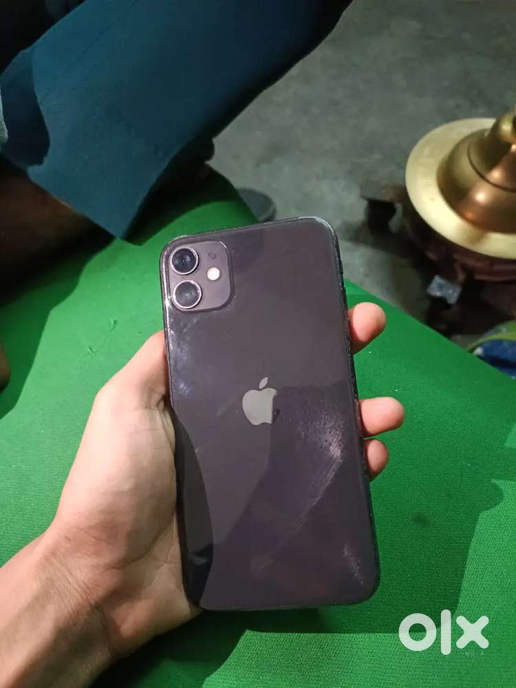 I phone 11 128 ha box charger sab kuch ha phone is good condition