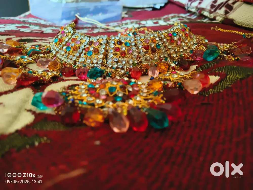 Dulhan necklace with pair earrings and bindi