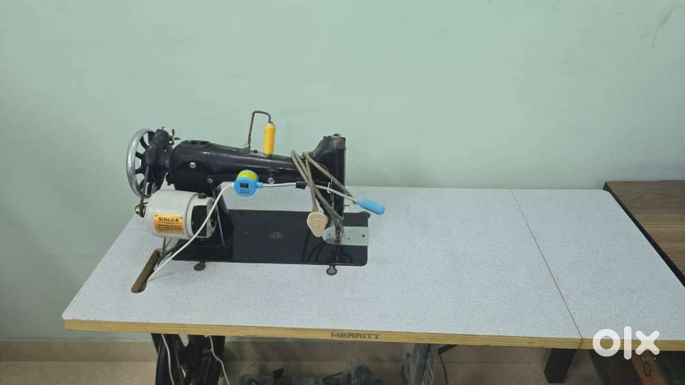 MINT CONDITION SINGER TAILOR MACHINE SPARINGLY USED