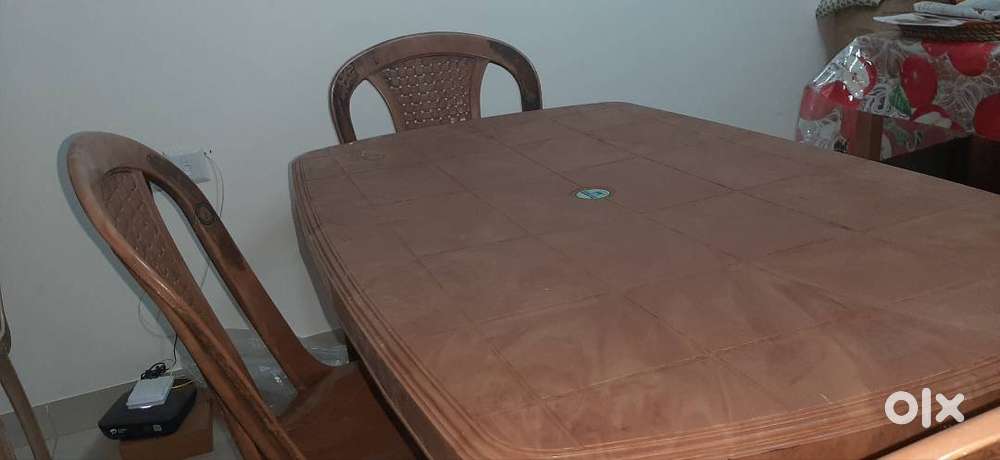 Nilkamal dining table and chairs
