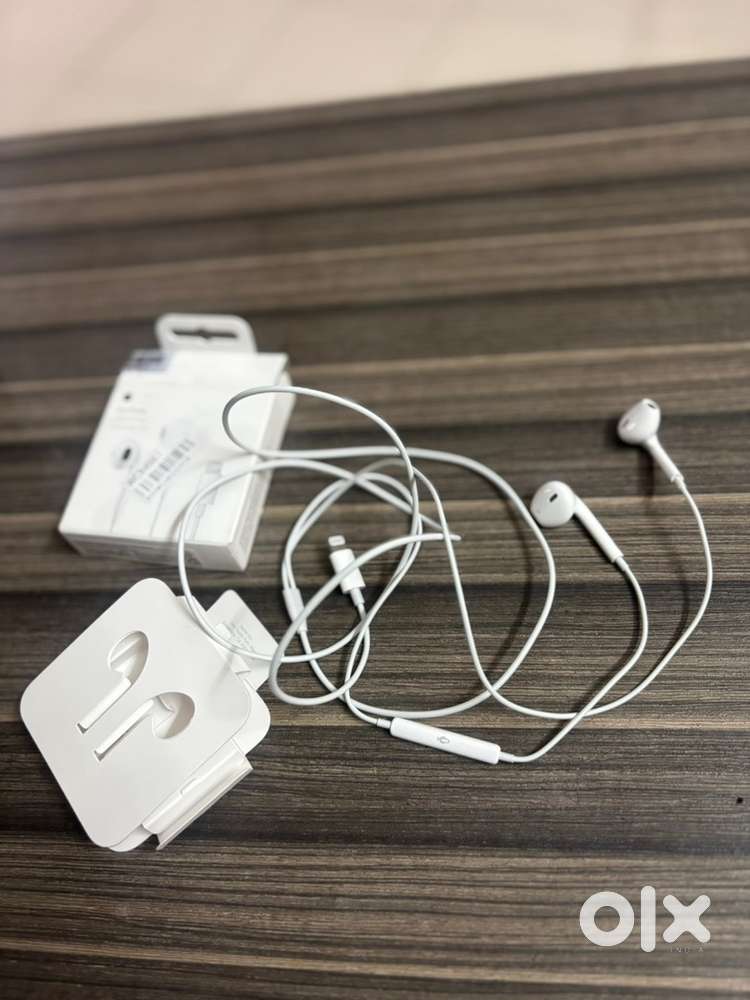 Apple earphones with lightening cable