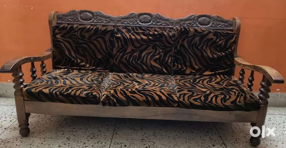 SHISHAM WOOD SOFA