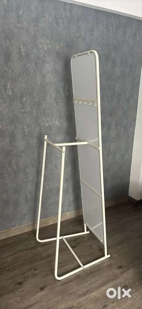 One mirror one ringh light all good and all netly available
