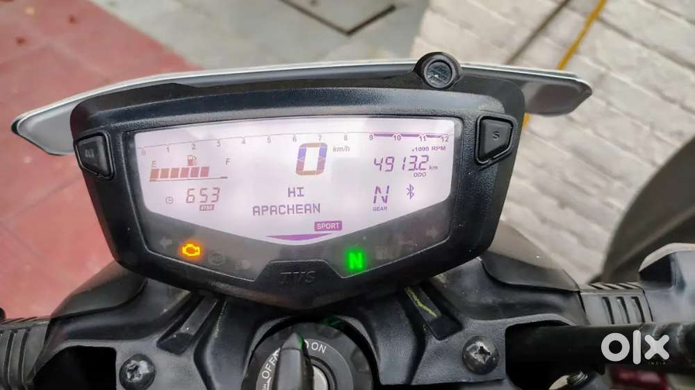 Tvs rtr 200 4v white colour