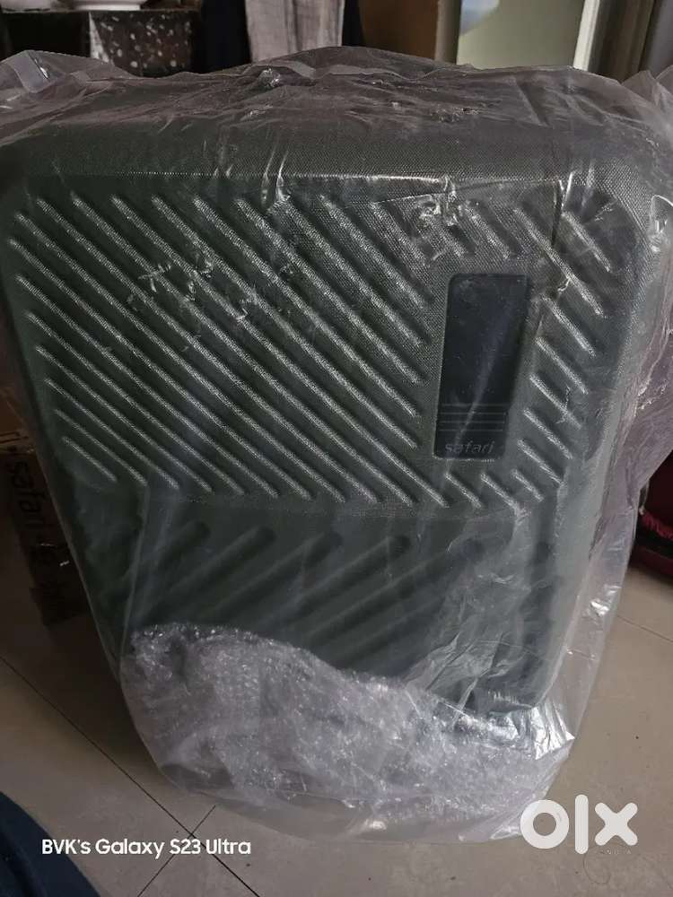 Safari 76 cm Large Trolley Suitcase – Brand New (Dark Green)