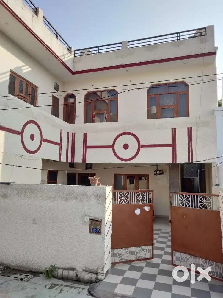 Double storry 9 rooms four small familiies c as n live or hire