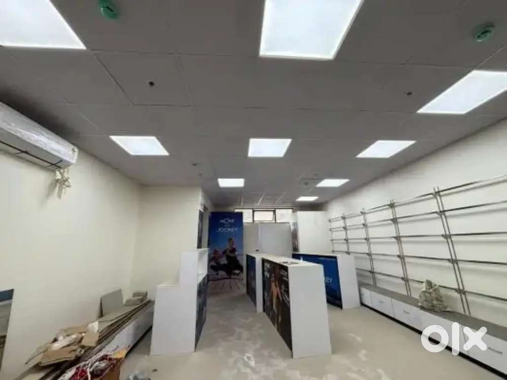 On road Shop in rent