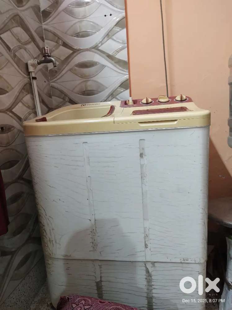 7 year old Electrolux semi automatic washing machine