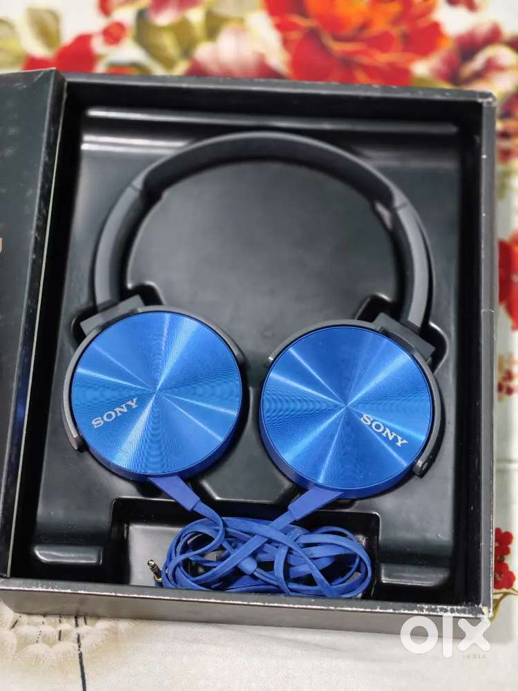 Sony MDR-XB450 wired headphone.