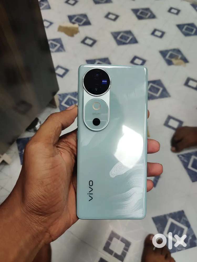 Vivo V40 .