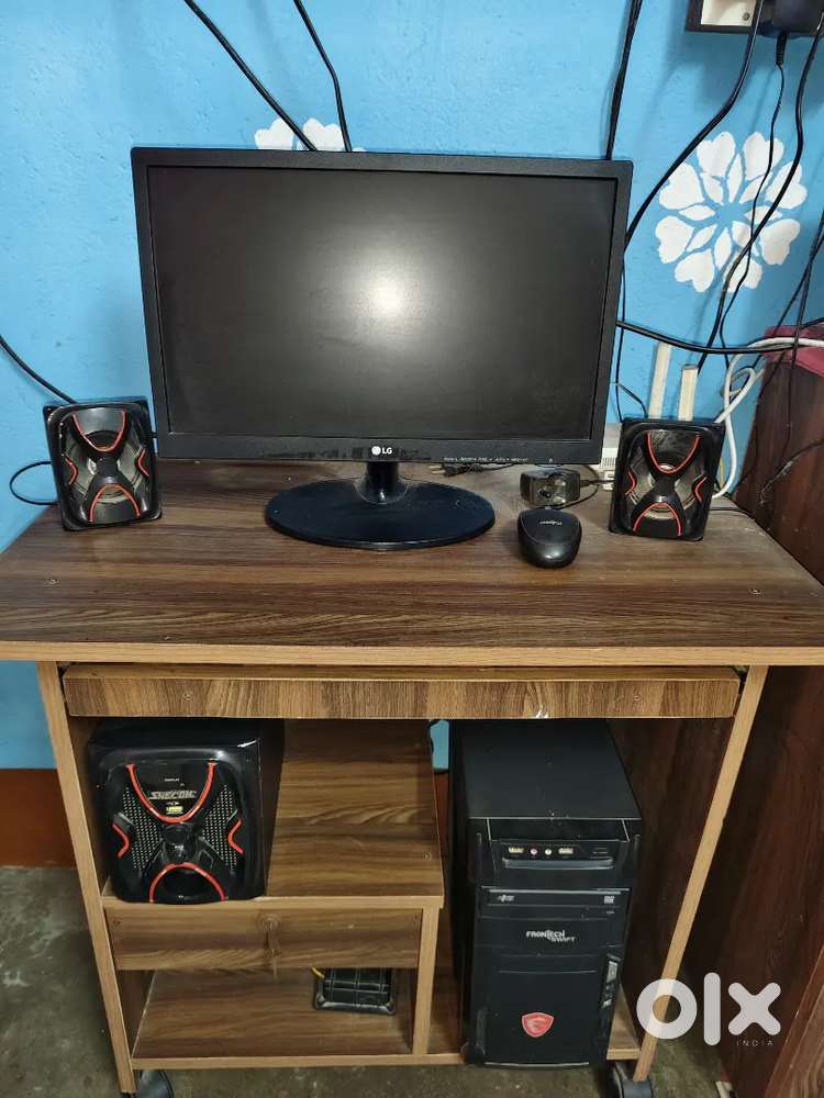 LG computer in excellent condition (with computer table)