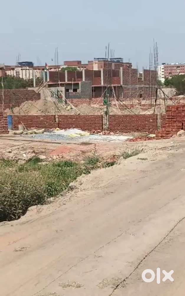 Plot Near Metro, Pari Chowk – Registry व Loan की सुविधा