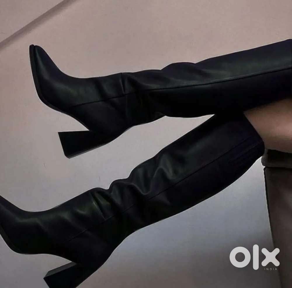 Knee boot size 37. Colour -Black