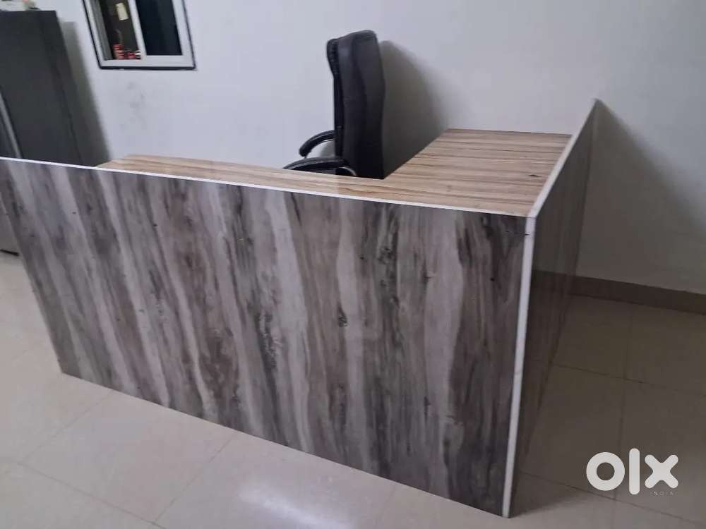 Reception table, boss chair, studio monitor Hs5