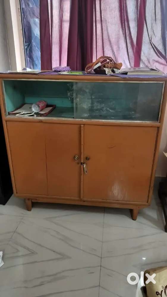 Showcase with box, running condition with locking system