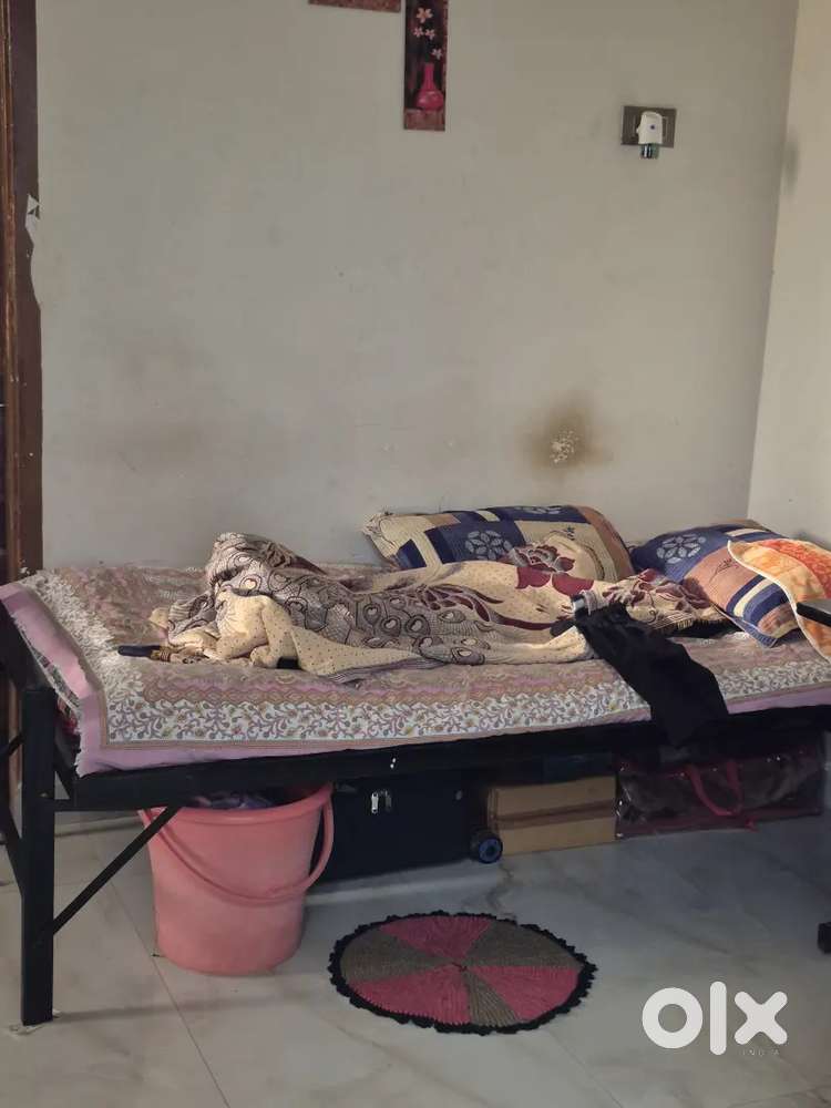 Only vegetarian boys students allowed. CA,PSE,NEET VYAPAM students liv