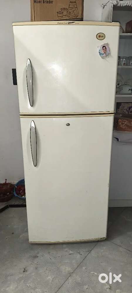 SELLING MY DOUBLE DOOR REFRIGERATOR