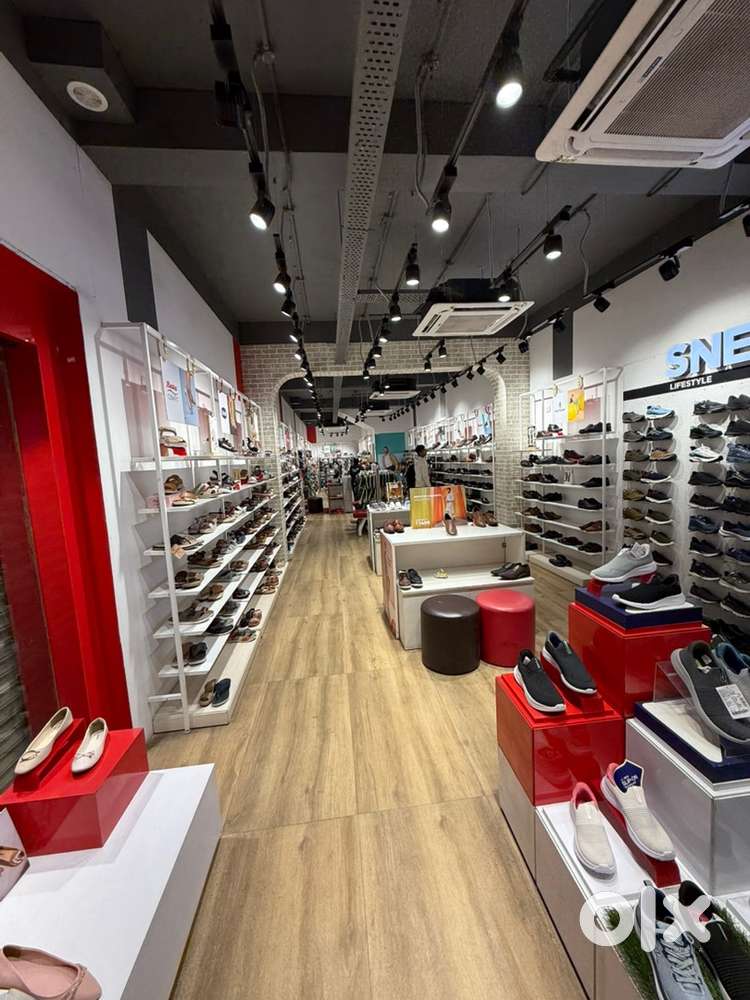 Tolet rent commercial front space in main market (bata showroom space)