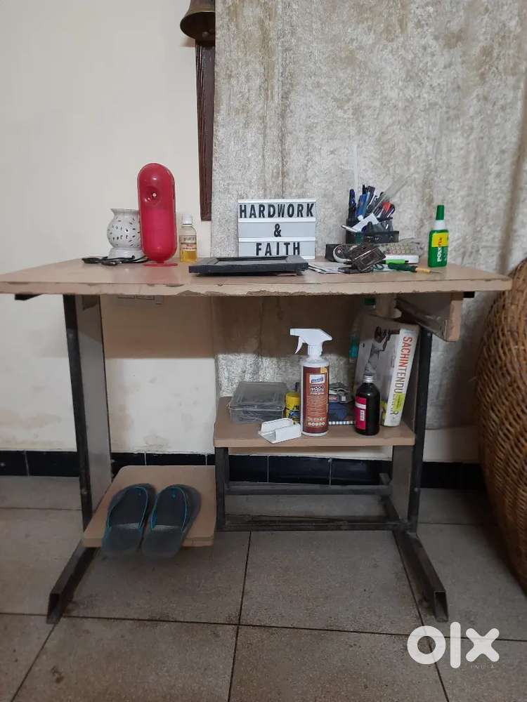Computer table
