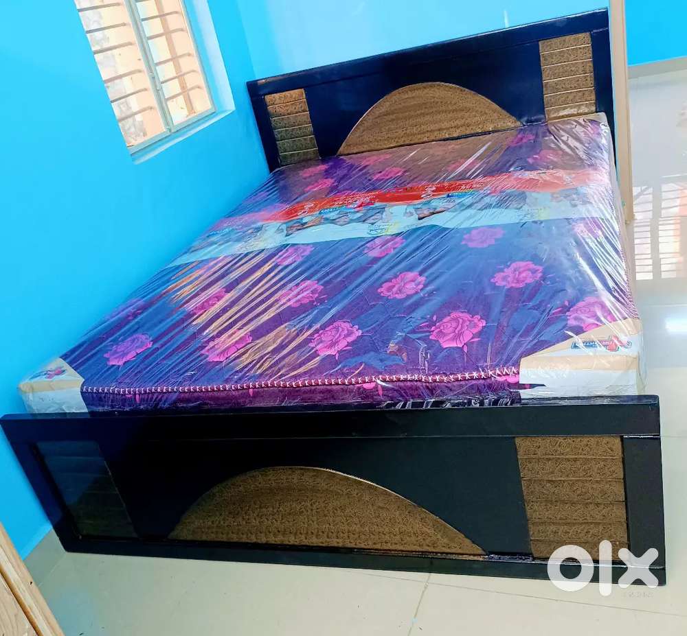 . Comfortable Queen Size Cot – Perfect for Your Bedroom!