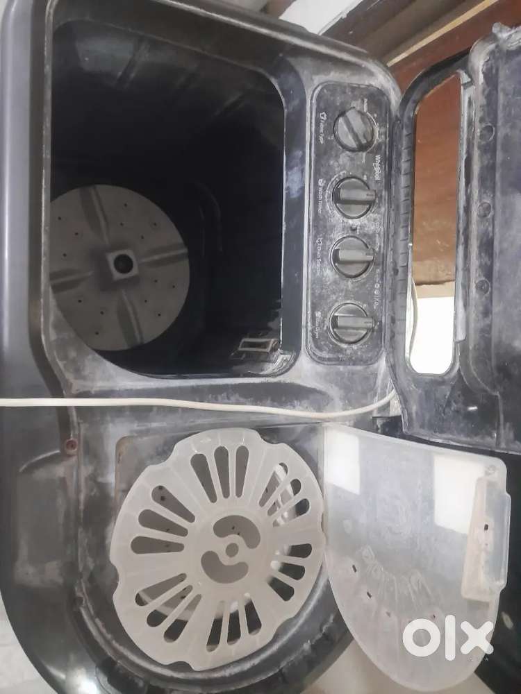Whirlpool semi automatic washing machine