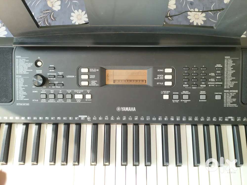 Yamaha PSR E363 Keyboard 61 Keys + Stand  Excellent Condition