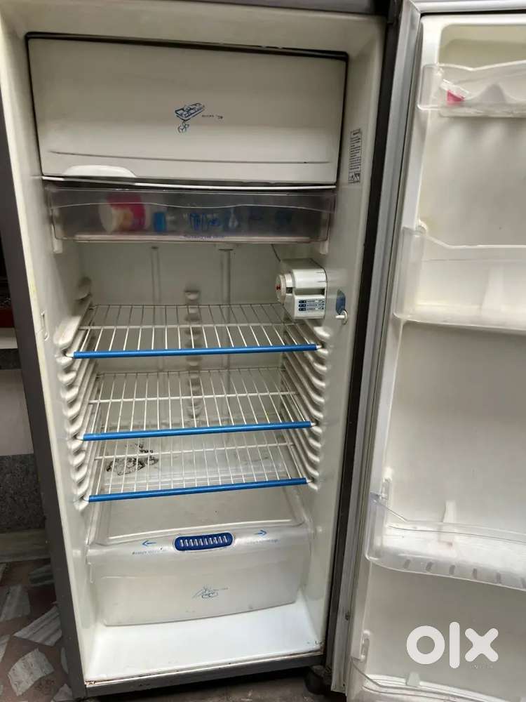 Whirlpool fridge (gross volume=230 litres)