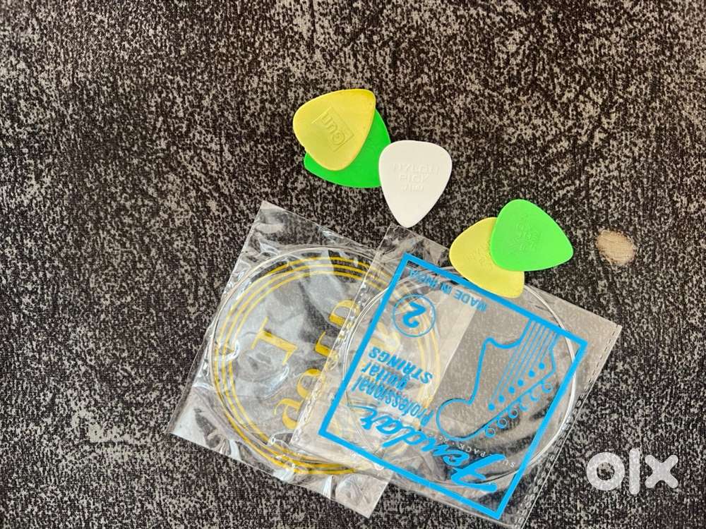 NEW guitar 1 month old only