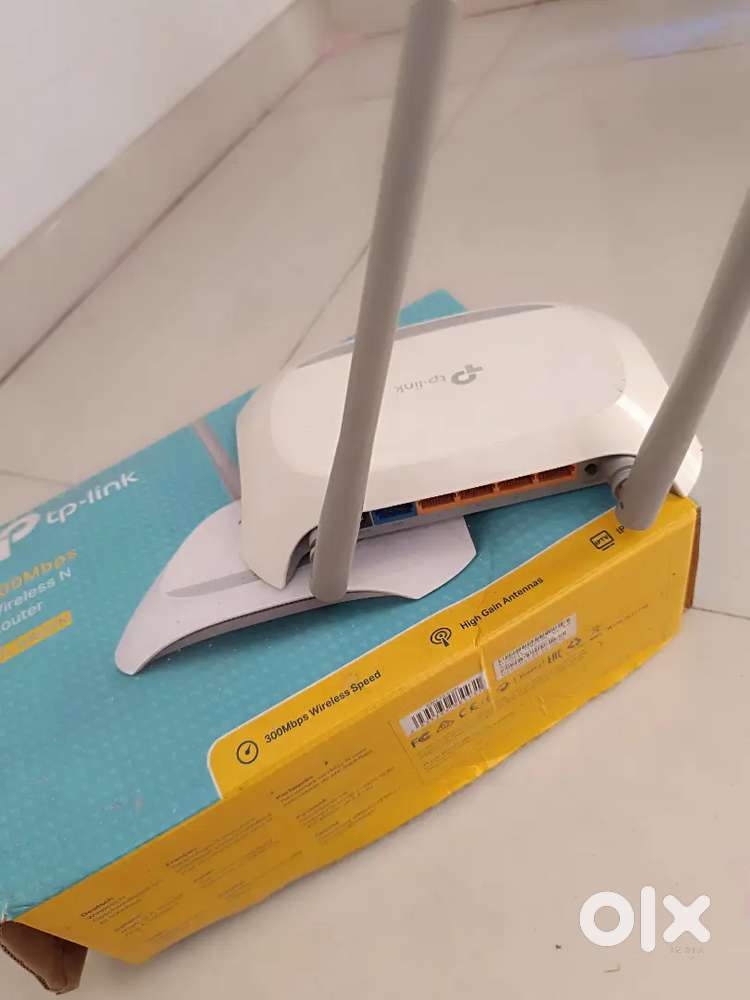 TP LINK WIFI ROUTER WITH THE BOX AND ALL ACESSORIES