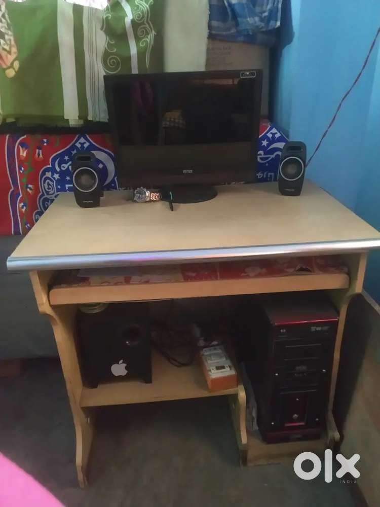 Computer table